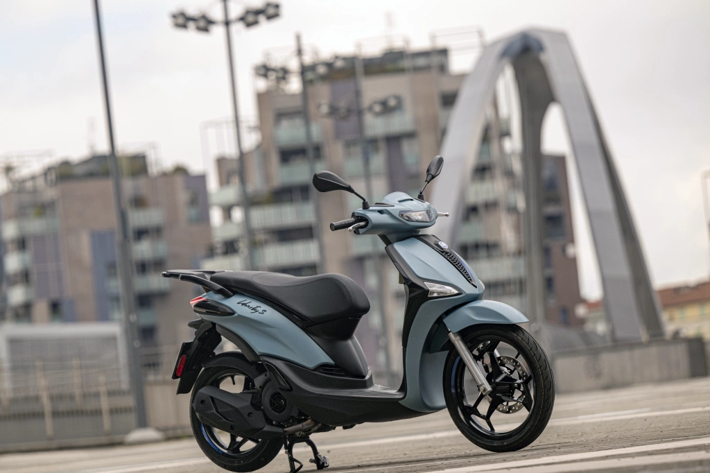 Piaggio Liberty S 125 MY2025 Blau Ardesia matt vorne rechts 03 Lifestyle